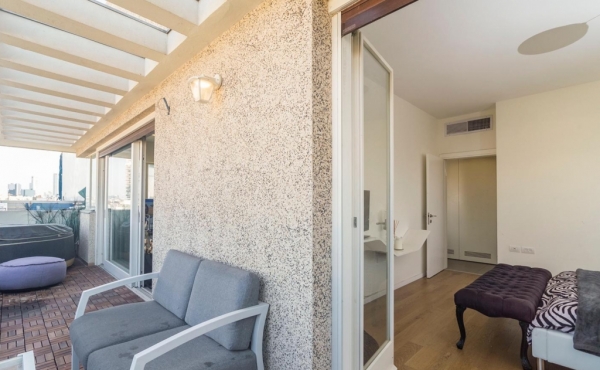 Rothschild Penthouse 3 room 80sqm Terrace 25sqm Lift Apartment for rent in Telaviv