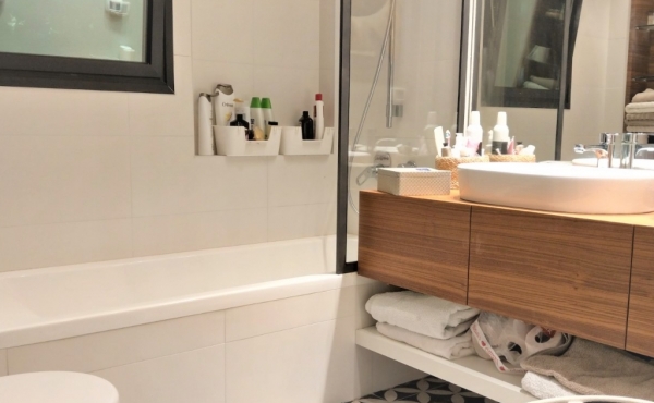 Mini Penthouse 3 rooms 70 sqm Terrace 30 sqm Elevator Parking Apartment for rent in Tel Aviv