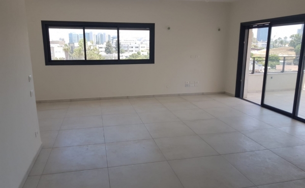 Raanana 5 room 132 sqm Terrace 20 sqm 2 parkings Apartment for rent in Raanana