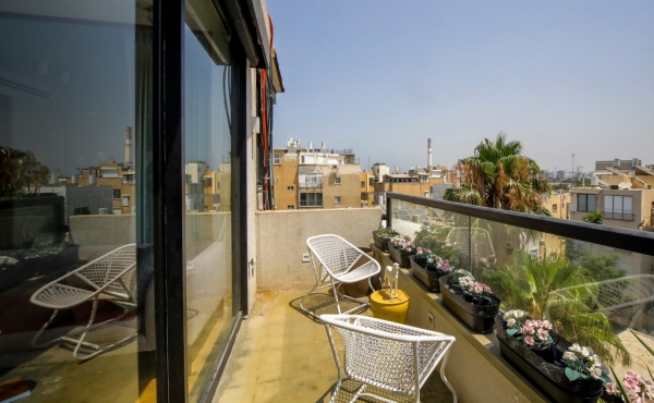 Park Hayarkon area Luxurious apartment 2.5 room 52sqm Terrace Open view Lift Parking To buy