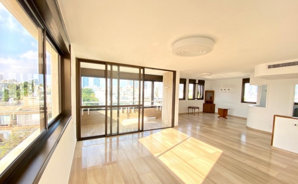 Kikar Hamedina area 4 room 170sqm Balcony Parking x2 Apartment for rent in Tel Aviv