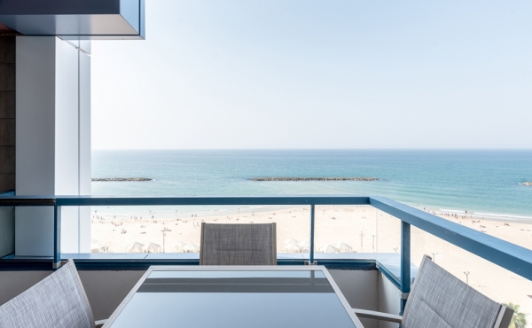 Opera tower 2 room 104sqm Balcony Lift Parking Pool Gym Apartment for sale in Tel Aviv