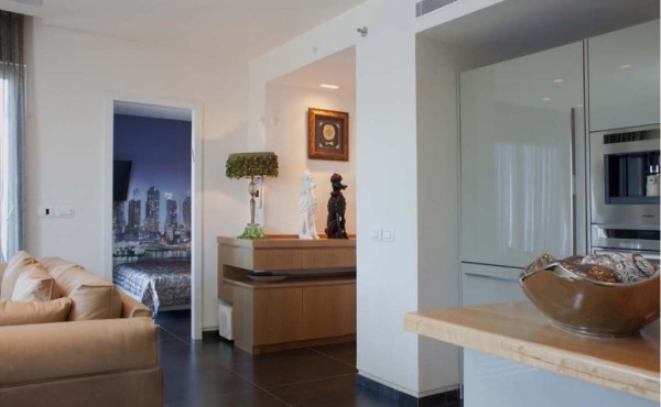 Royal Beach 3 rooms 95sqm Balcony 13sqm Parking Apartment for rent in Tel Aviv