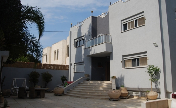 Old North Tel Aviv Cottage for sale 6 rooms 390sqm Garden Parking