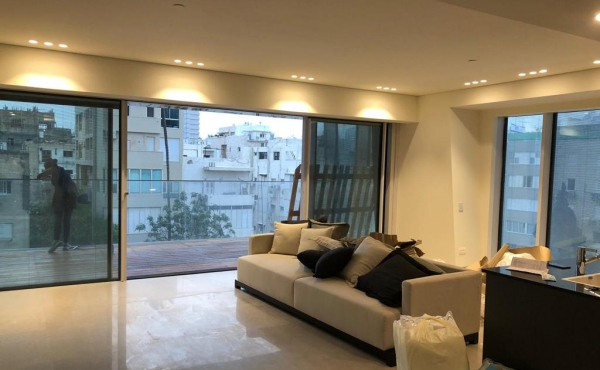 Dizengoff area 3.5 room 136sqm Terrace 20sqm Elevator Parking Pool Gym Club Apartment for rent in Tel Aviv
