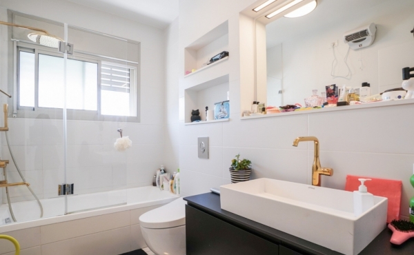 c49bcb12-d0b5-46cb-a272-5ace9a794189