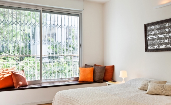 Gordon 4 rooms 120sqm Renovated Lifts Parking Apartment for sale in Tel Aviv