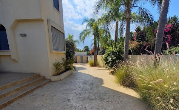 Hertzelia Pituah Villa for rent with garden close to the sea 