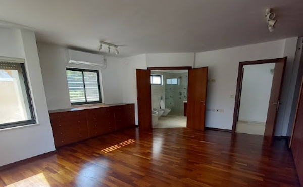 Hertzelia Pituah Villa for rent with garden close to the sea 