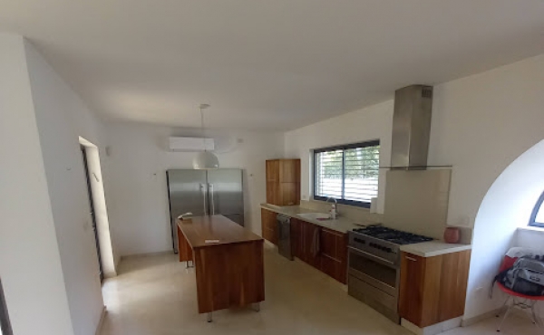 Hertzelia Pituah Villa for rent with garden close to the sea 