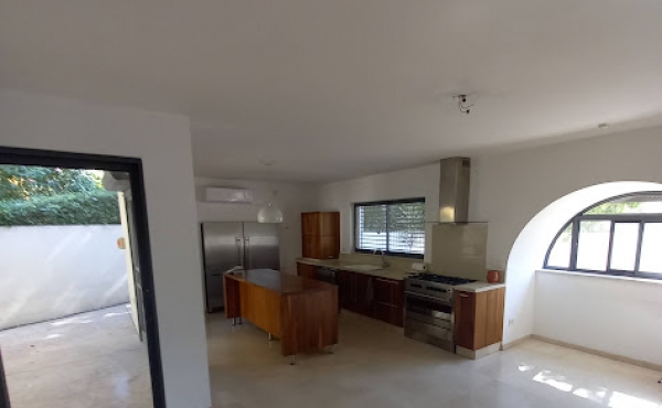 Hertzelia Pituah Villa for rent with garden close to the sea 