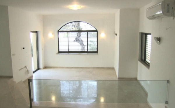 Hertzelia Pituah Villa for rent with garden close to the sea 