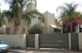 Hertzelia Pituah Villa for rent with garden close to the sea 
