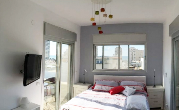 Penthouse in center of Tel Aviv 3 rooms 70 sqm Terrace with sea view 40 sqm Lift Parking