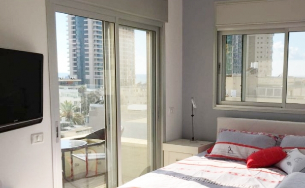 Penthouse in center of Tel Aviv 3 rooms 70 sqm Terrace with sea view 40 sqm Lift Parking