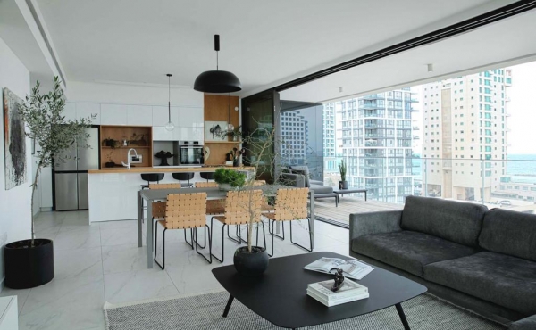Kerem Hatemanim neighborhood 4 rooms 130sqm Terrace 30sqm Full sea view Lift Parking Gym Guard Apartment for rent in Tel Aviv