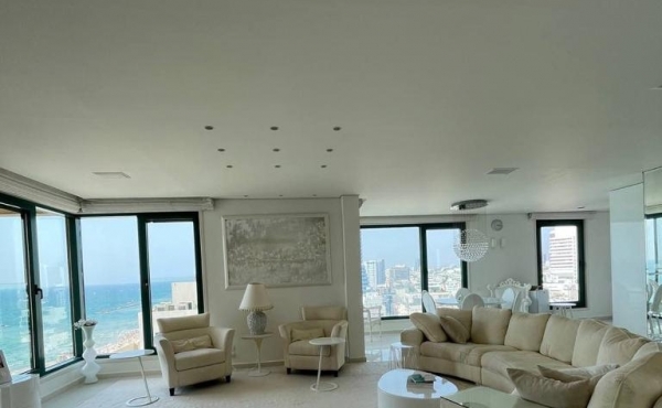 First line to the sea 4 rooms 120 sqm Balcony Full sea view Gym Pool Parking, Apartment for rent in Tel Aviv