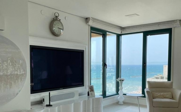 First line to the sea 4 rooms 120 sqm Balcony Full sea view Gym Pool Parking, Apartment for rent in Tel Aviv
