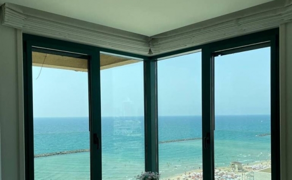 First line to the sea 4 rooms 120 sqm Balcony Full sea view Gym Pool Parking, Apartment for rent in Tel Aviv