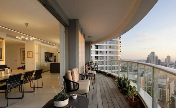 Lev TLV Tower 4 bedrooms 210 sqm Terrace 27 sqm Lift Parking Apartment for sale in Tel Aviv