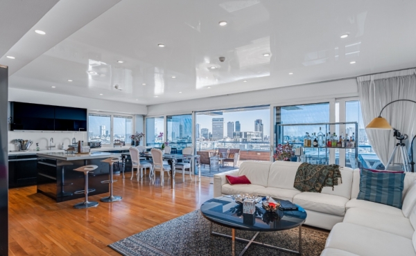 Opera tower 3 rooms 150m2 Renovated Balcony 40m2 Lift Parking Doorman Pool Gym Apartment for sale in Tel Aviv