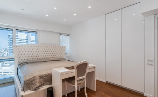 Opera tower 3 rooms 150m2 Renovated Balcony 40m2 Lift Parking Doorman Pool Gym Apartment for sale in Tel Aviv