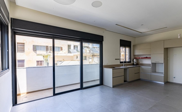 Rothschild area 4 rooms 84m2 Terrace 10m2 High ceillings Lift Apartment for sale in Tel Aviv