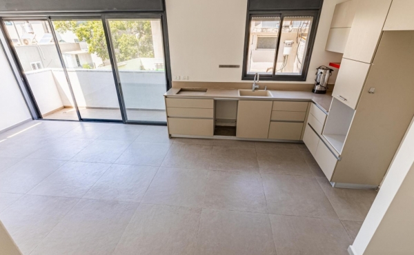 Rothschild area 4 rooms 84m2 Terrace 10m2 High ceillings Lift Apartment for sale in Tel Aviv