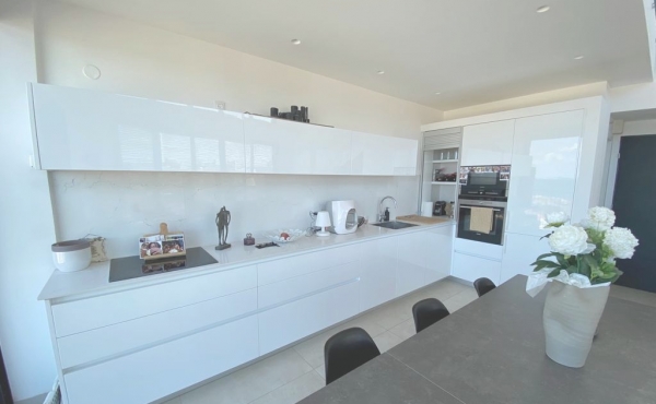 Florentine area 3 rooms 110sqm Terrace 20sqm Sea view Lift Parking Gym Pool