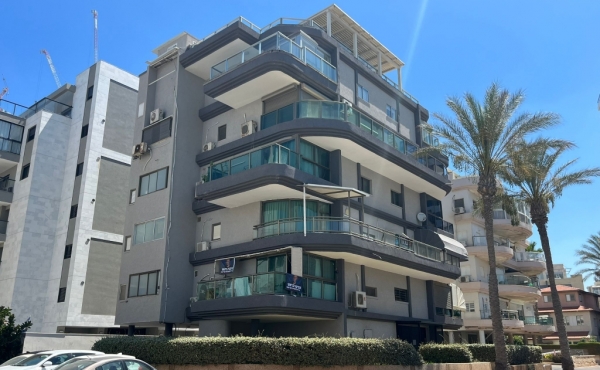 Bat Yam 5 rooms 110sqm Balcony with sea view Lift Parking Apartment for sale