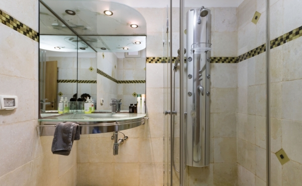 Dizengoff / Ben Gurion 4 rooms 125 sqm Lift Apartment for rent in Tel Aviv