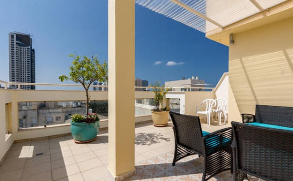 Spacious 3-Bedroom 100 sqm Penthouse in Kerem Hatemanim with Terrace Apartment for rent in Tel Aviv