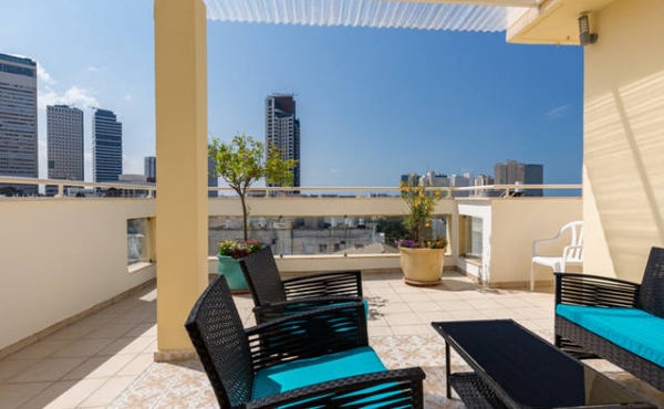 Spacious 3-Bedroom 100 sqm Penthouse in Kerem Hatemanim with Terrace Apartment for rent in Tel Aviv