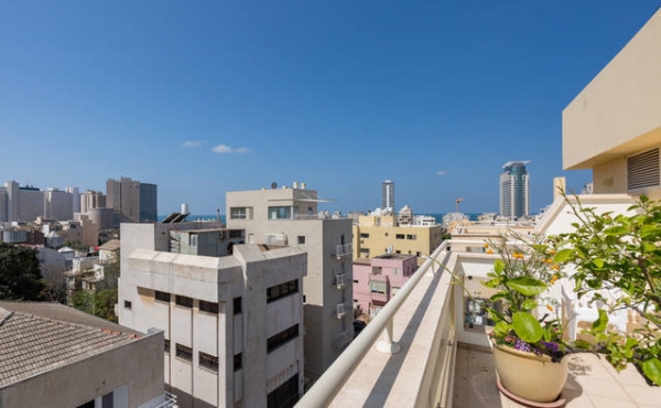 Spacious 3-Bedroom 100 sqm Penthouse in Kerem Hatemanim with Terrace Apartment for rent in Tel Aviv