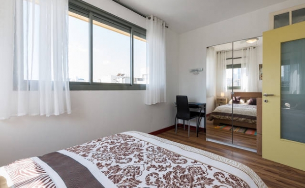 Spacious 3-Bedroom 100 sqm Penthouse in Kerem Hatemanim with Terrace Apartment for rent in Tel Aviv