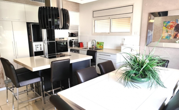 Gordon area 5 bedrooms Balconies For rent in Tel Aviv