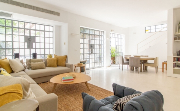 Villa in Neve Tsedek 170m2 Renovated + Outdoor Terrace 40m2 For sale in Tel Aviv