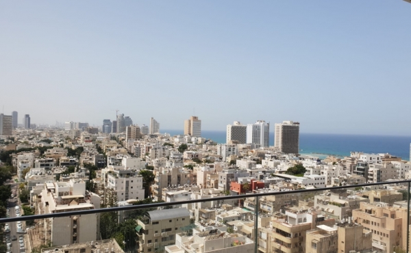 Ben Gurion area 4.5 room 150sqm Balcony 14sqm Elevator Parking Apartment for sale in Tel Aviv