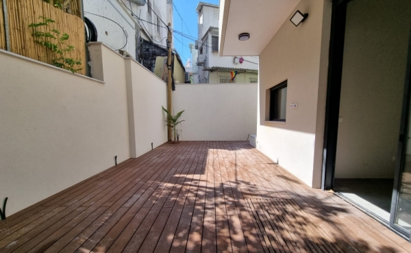 Allenby area 4 rooms 52m2 Garden 104m2 + 35m2 (tabo) Shelter Apartment for sale in Tel Aviv