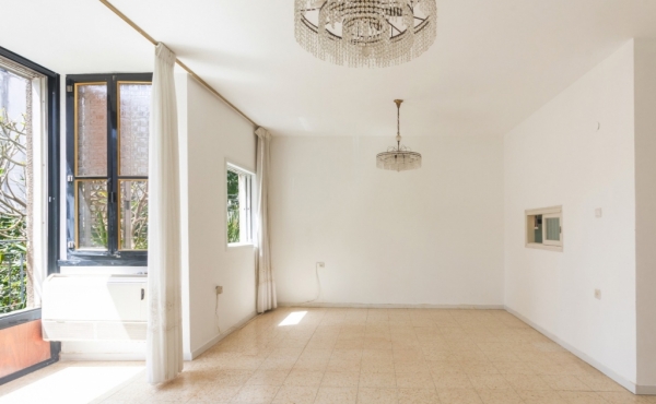 Ben Gurion area 3 rooms 83m2 Shelter Lift Parking Apartment for sale in Tel Aviv