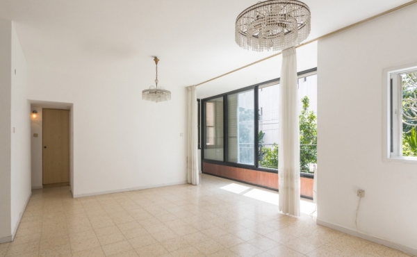 Ben Gurion area 3 rooms 83m2 Shelter Lift Parking Apartment for sale in Tel Aviv