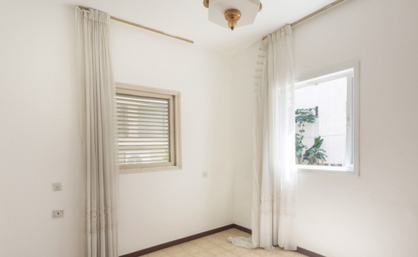 Ben Gurion area 3 rooms 83m2 Shelter Lift Parking Apartment for sale in Tel Aviv
