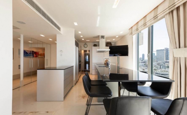 Front sea TLV 3 rooms 220m2 Furnished Balconies 18m2 Lift Parking x2 Apartment for sale in Tel Aviv