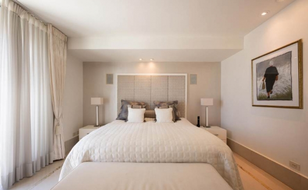 Front sea TLV 3 rooms 220m2 Furnished Balconies 18m2 Lift Parking x2 Apartment for sale in Tel Aviv