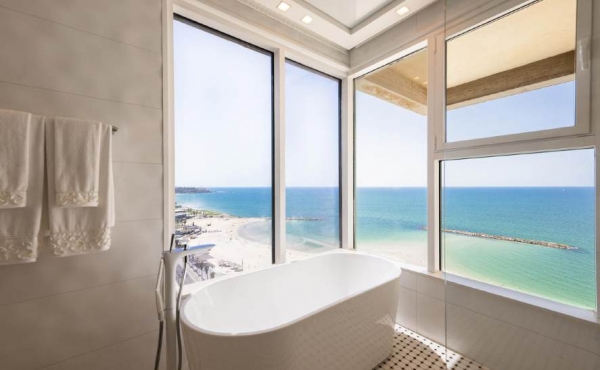 Front sea TLV 3 rooms 220m2 Furnished Balconies 18m2 Lift Parking x2 Apartment for sale in Tel Aviv