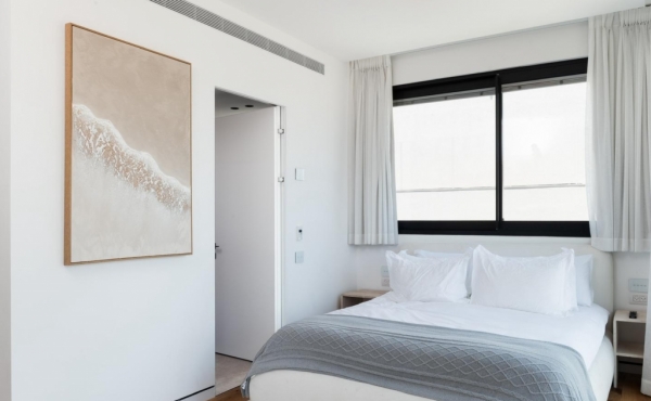 Luxury Beachfront 5 rooms close to the Gordon beach