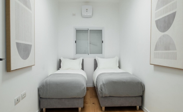 Luxury Beachfront 5 rooms close to the Gordon beach