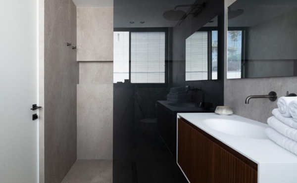 Luxury Beachfront 5 rooms close to the Gordon beach