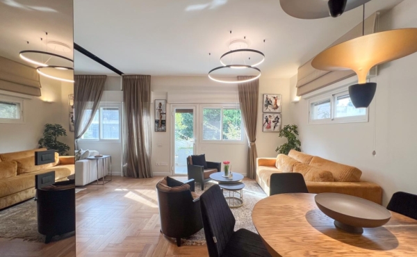 Frug street 80m2 in Bauhaus building Balcony Lift