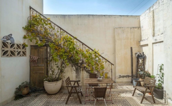 Prime Location 2-Room Apartment Close to the Beach For Sale